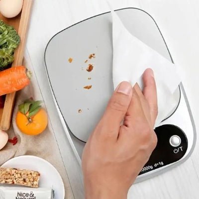 nana utilise chiffon pour nettoyer balance cuisine numérique