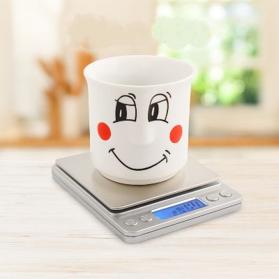 maman pese lait avec balance cuisine