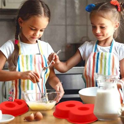 filles preparent gateau chiffre avec moule a gateau