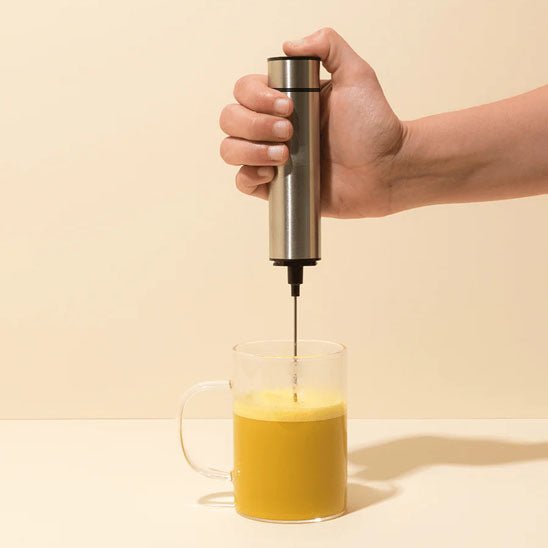 melanger boisson chaude avec fouet electrique