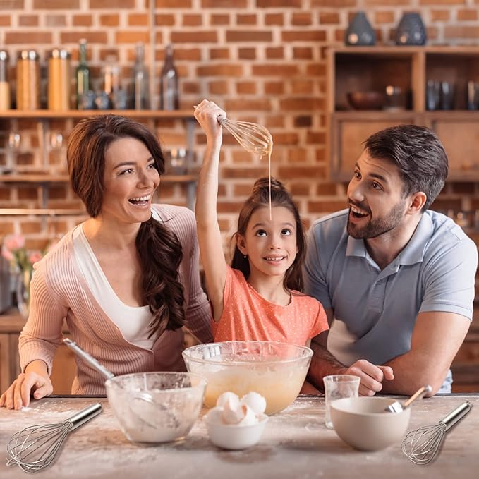 petite fille utilise le fouet pour pate a crepe avec papa