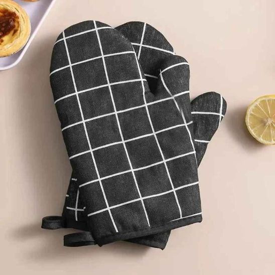 nana enfile gant de cuisine carreau noir