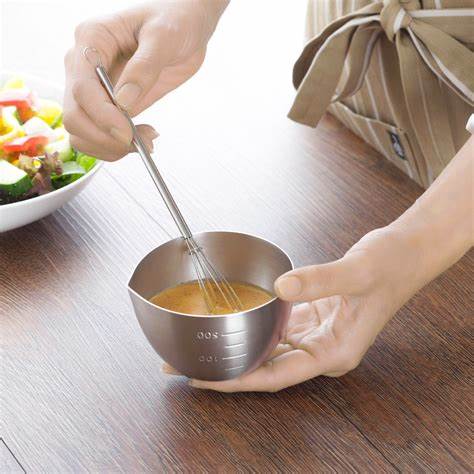 maman pepare sauce vinegrette avec fouet