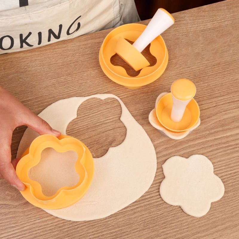 couper pate en fleur avec moule gateau