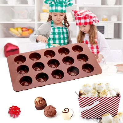 enfants utilisent moules en silicone pour bonbons