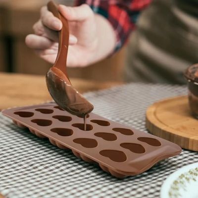 remplir moules en silicone avec chocolat