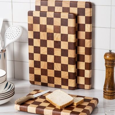 nana decoupe pain de mie sur planche a decouper bois