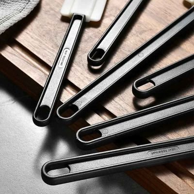 nana accroche spatule à pâtisserie contre mur