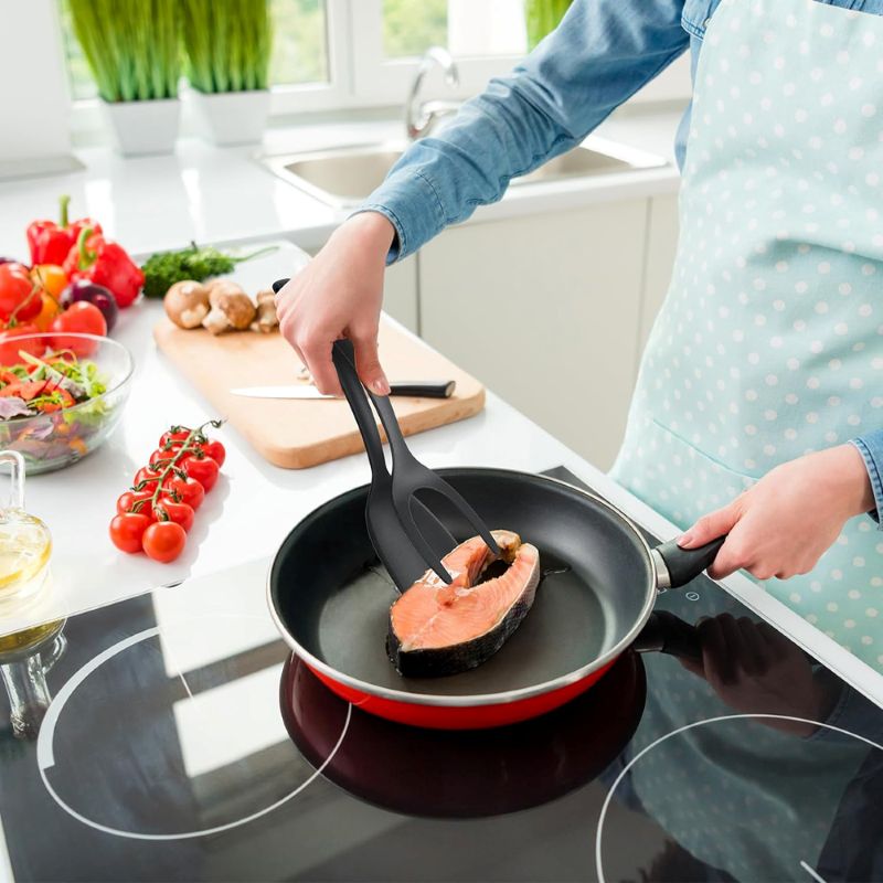 retourner poisson avec spatule cuisine
