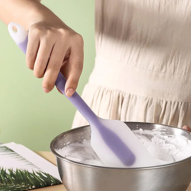 melanger blanc neige avec spatule cuisine