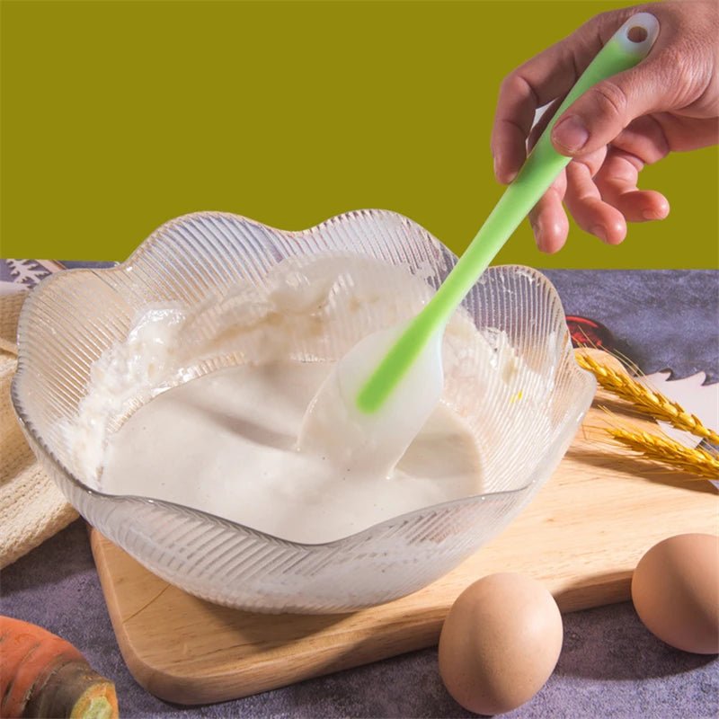 melanger pate gateau avec spatule cuisine