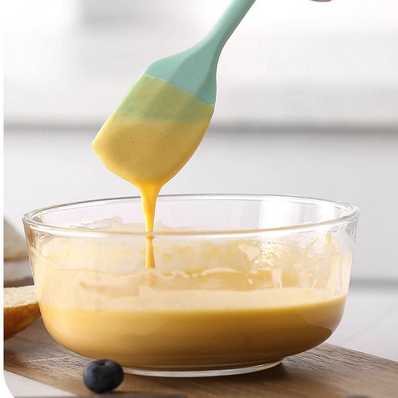 remuer pate crepe avec spatule cuisine