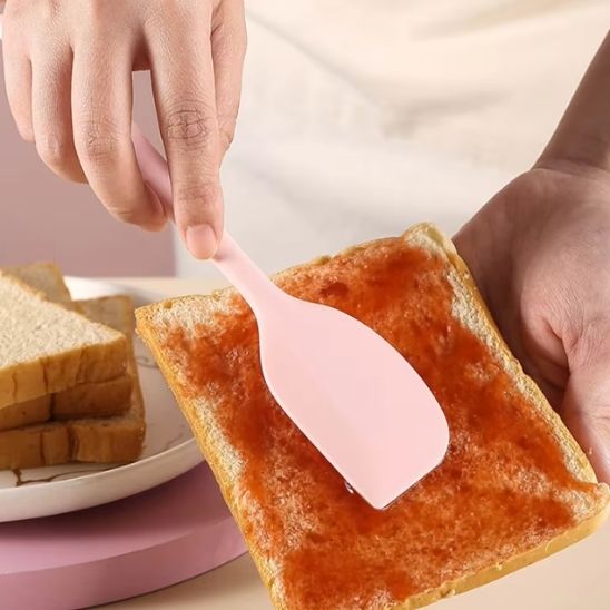 etaler confiture avec spatule cuisine