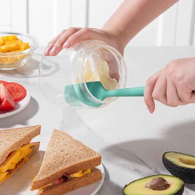racler mayonnaise avec spatule cuisine