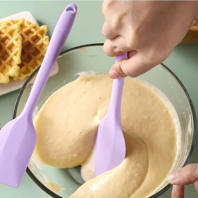 melanger pate gateau avec spatule cuisine