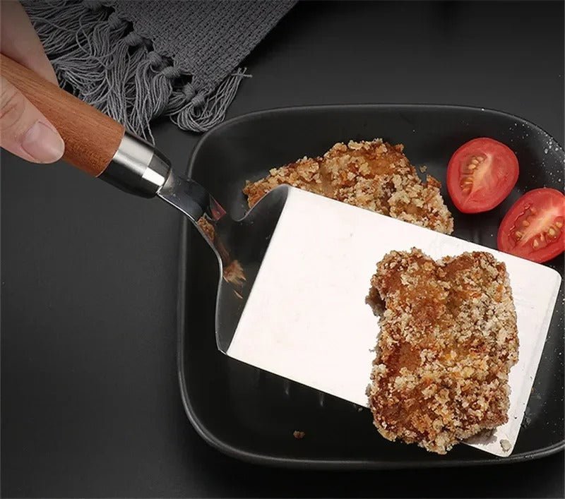 prendre poulet avec spatule cuisine