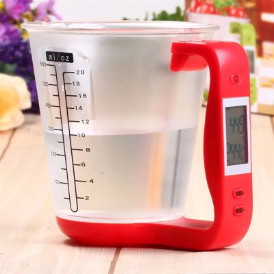 nana utilise tasse a mesurer numerique pour verser liquide