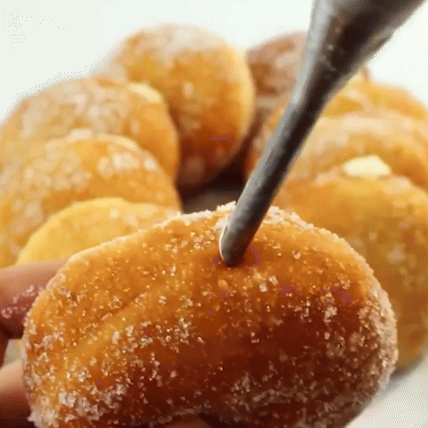 nana met creme dans beignet avec douille patisserie