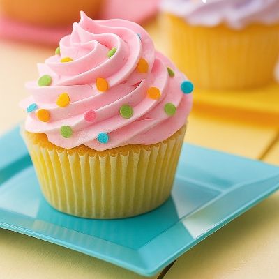 ajouter tourbillon creme sur gateau avec poche a douille 