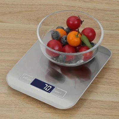 nana pese tomate cerise avec balance cuisine