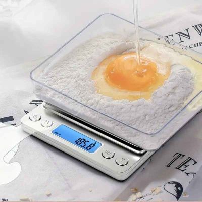 maman pese oeuf et farine sur balance cuisine