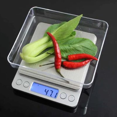 maman pese legumes avec balance cuisine