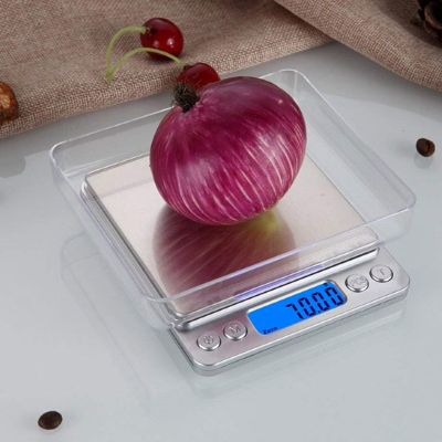 maman utilise plateau balance cuisine pour peser legume