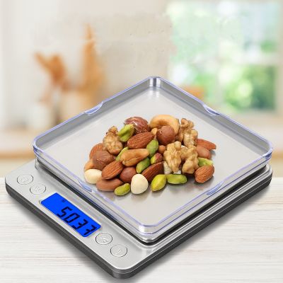 maman pese noix avec balance cuisine