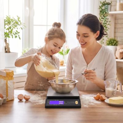 mama pèse pâte gâteau avec balance cuisine