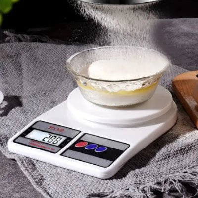 nana pese sucre glace avec balance cuisine