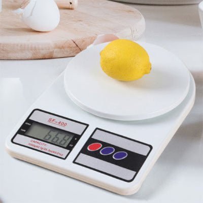 nana pese citron avec balance cuisine