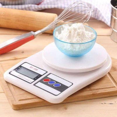 nana pese farine avec balance cuisine