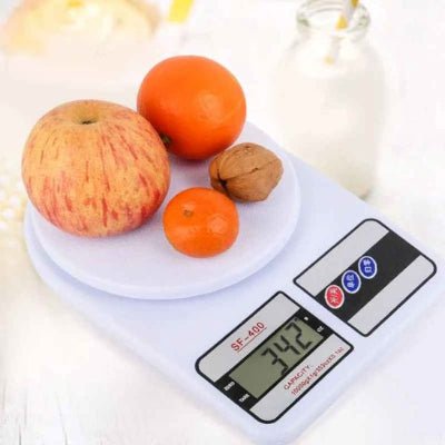 nana pese fruits avec balance cuisine