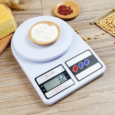 nana pese du sel avec balance cuisine