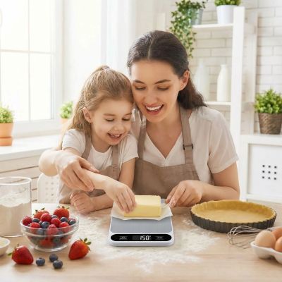 nana pese beurre avec balance de cuisine