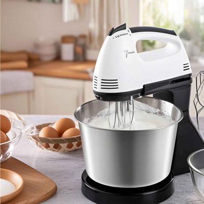 mama prépare meringue dans bol batteur électrique