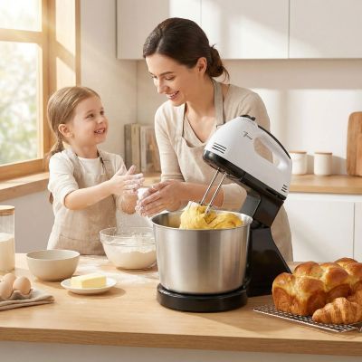 mama et fille pétrissent pate brioche avec batteur électrique