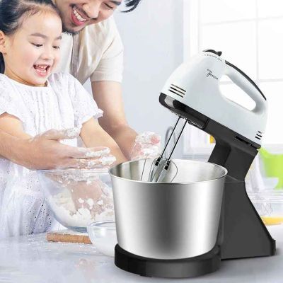 papa et fille préparent brioche avec batteur électrique
