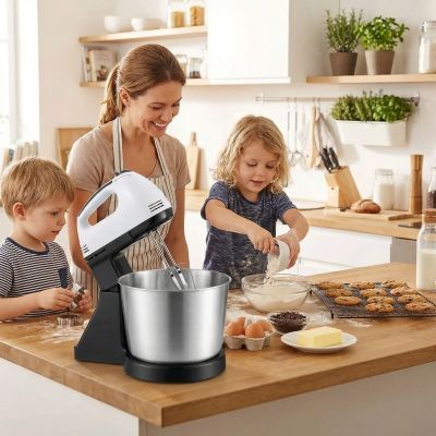 mama et fille préparent pate cookies avec batteur électrique