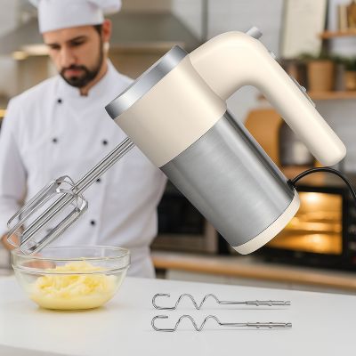 patissier melange pate gateau avec batteur electrique