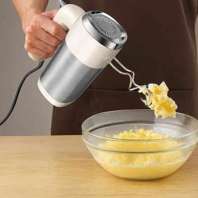 melanger pate gateau vanille avec batteur electrique