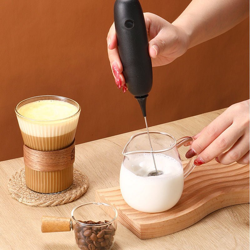 mousse du lait avec batteur electrique