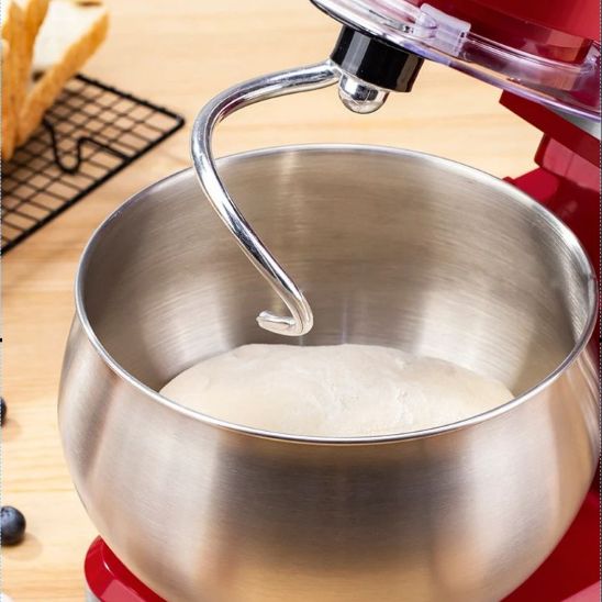 nana met pate a pain dans bol batteur melangeur