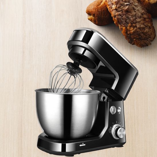 nana travaille pate a pain avec batteur melangeur