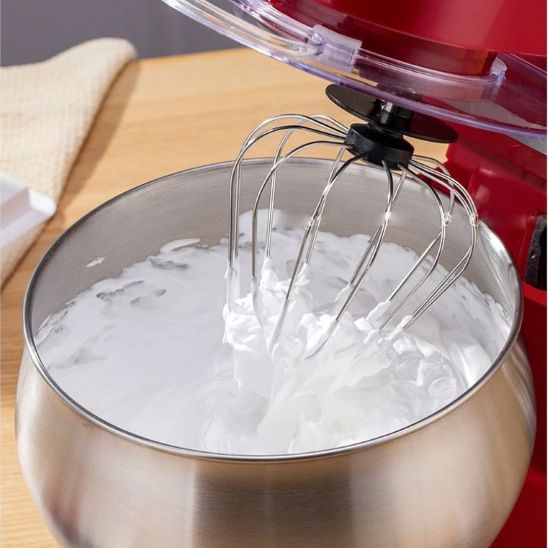 nana prepare meringue dans bol batteur melangeur