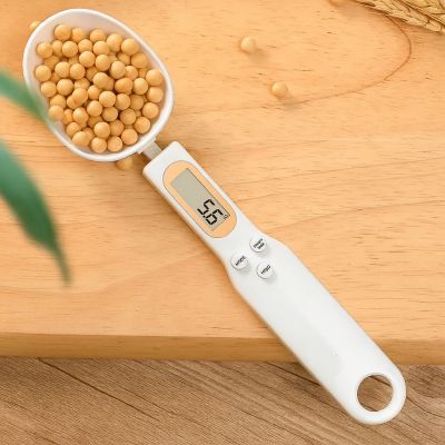 maman utilise cuillere doseuse blanche