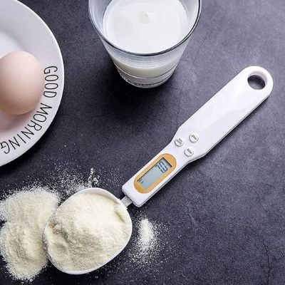 maman mesure lait en poudre avec cuillere doseuse