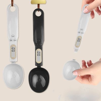 maman accroche cuillere doseuse contre mur