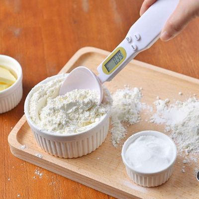 maman mesure farine avec cuillere doseuse