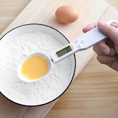 maman mesure jaune oeuf avec cuillere doseuse